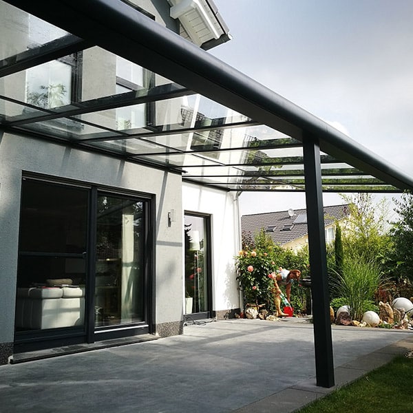 Pergola aluminium sur-mesure adossée à une maison